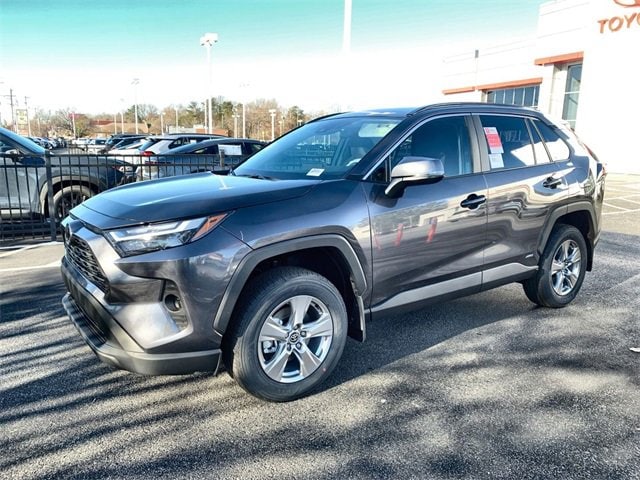 2025 Toyota RAV4 XLE's photo