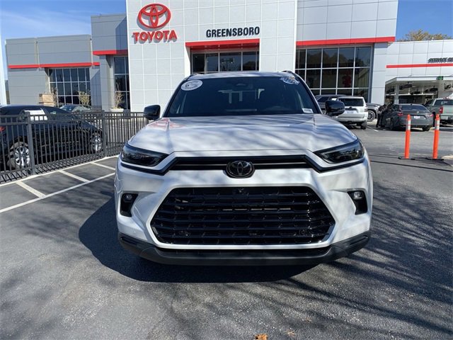 2025 Toyota Highlander Hybrid Limited photo 2