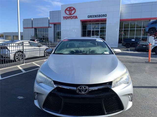 2015 Toyota Camry SE photo 2