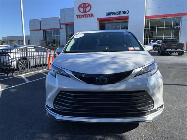 2023 Toyota Sienna Limited photo 3