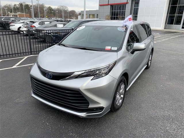 2024 Toyota Sienna LE's photo
