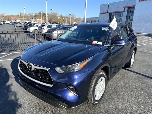 2023 Toyota Highlander LE's photo