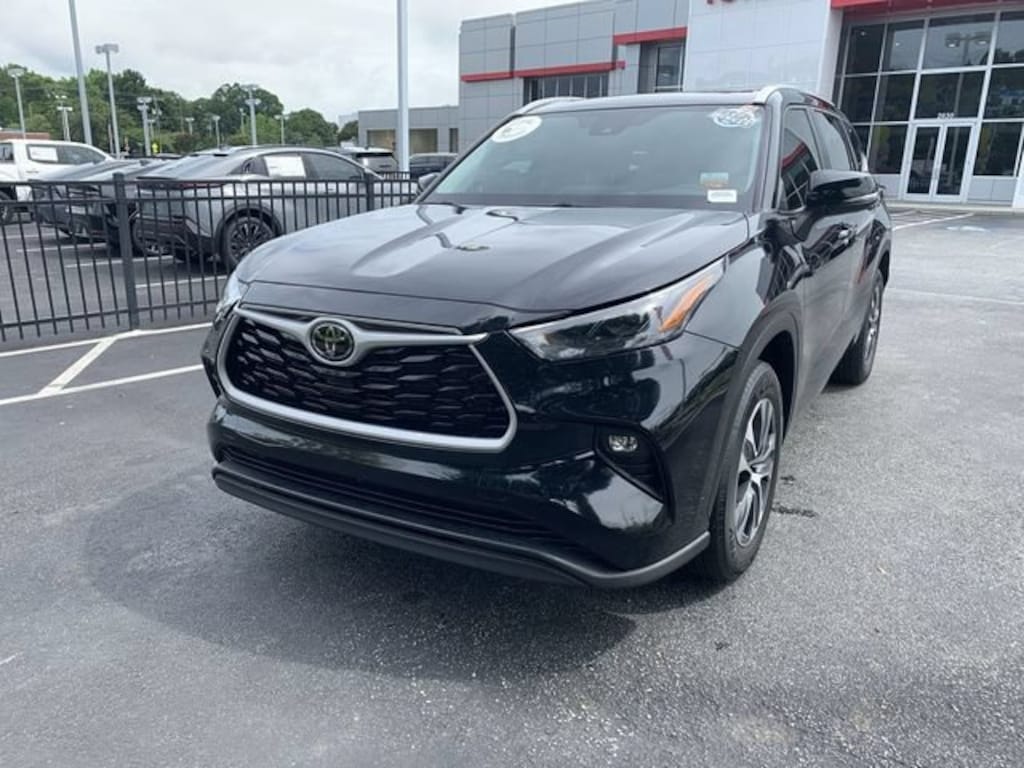 Used 2024 Toyota Highlander XLE Sport Utility