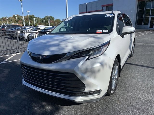 2023 Toyota Sienna Limited's photo