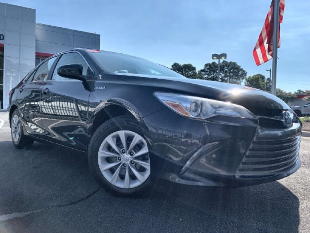 Used 2017 Toyota Camry Hybrid LE Sedan