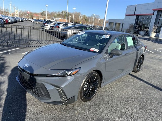 2025 Toyota Camry SE's photo