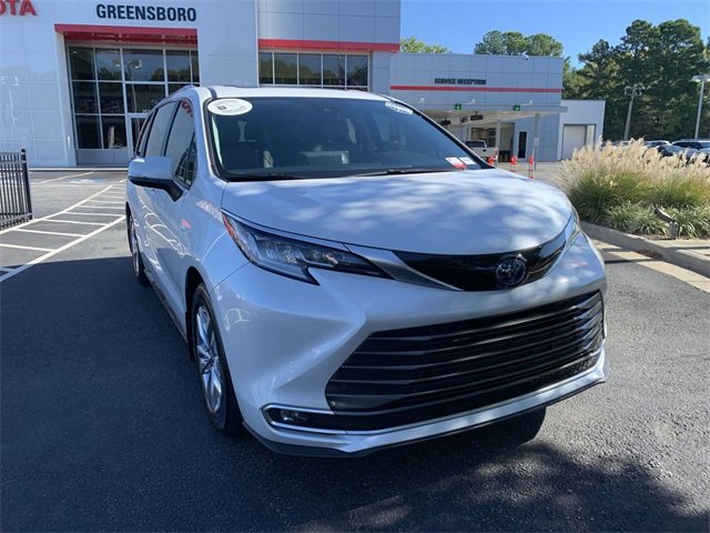 2023 Toyota Sienna Limited photo 2