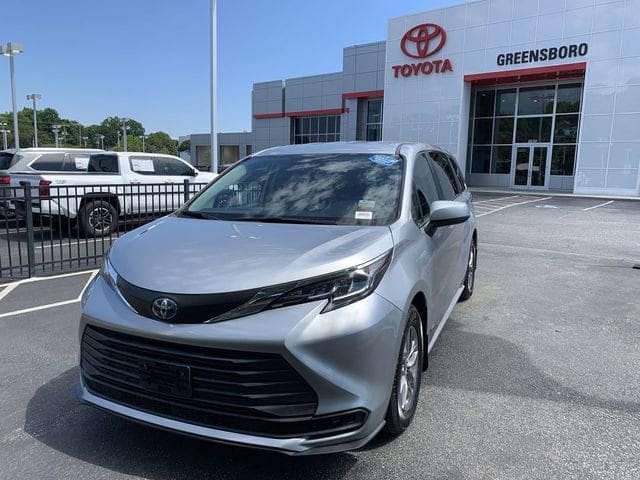 2021 Toyota Sienna LE 8-Passenger Hybrid FWD's photo