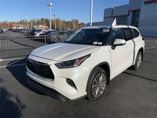 2022 Toyota Highlander Platinum's photo