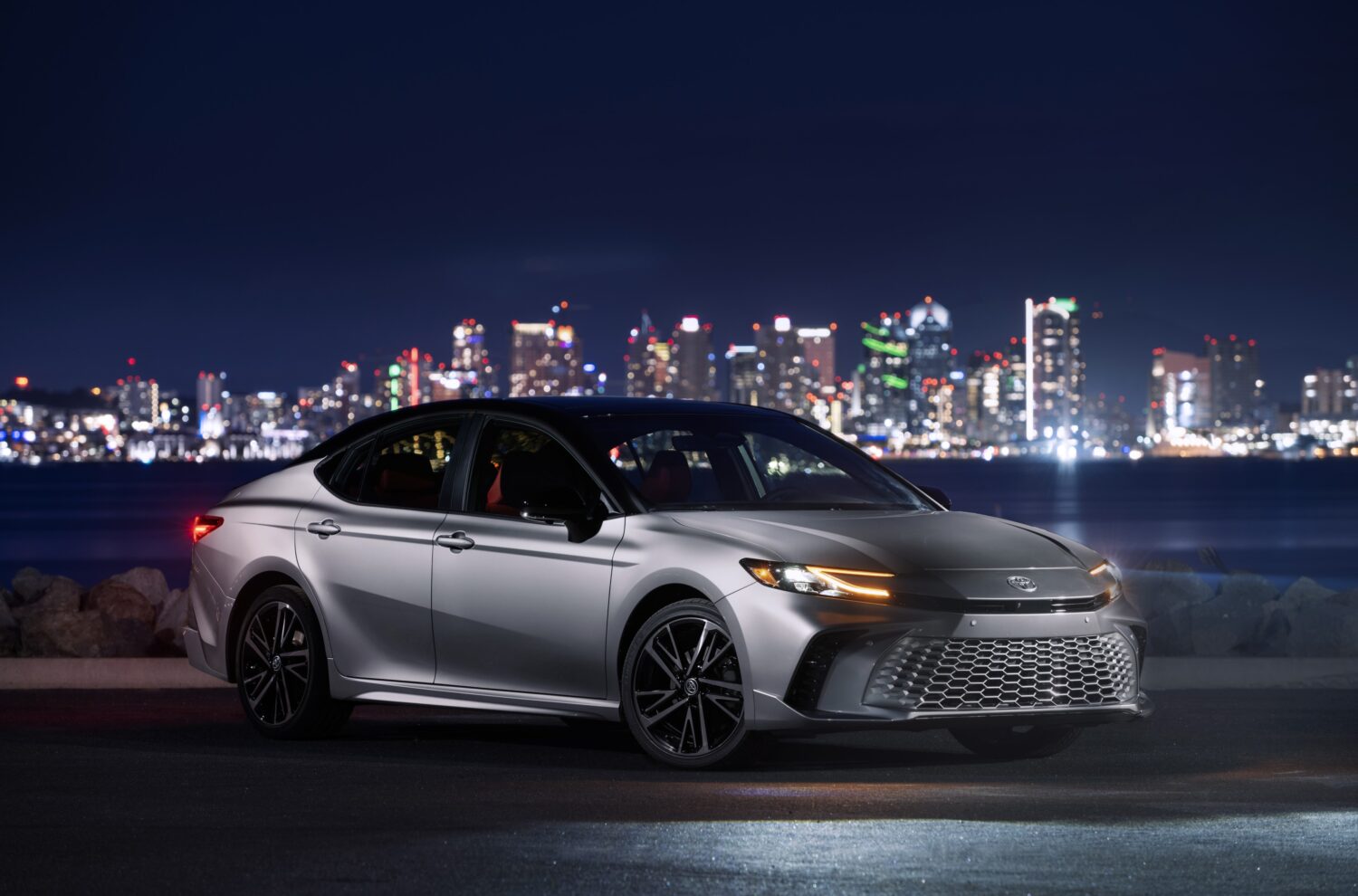 2025_Camry_XSE_AWD_HeavyMetalBlackRoof_001-1500x990.jpg