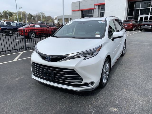 2023 Toyota Sienna Platinum 7-Passenger Hybrid FWD's photo