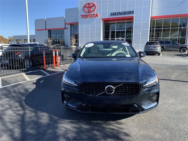 2024 Volvo S60 B5 Plus photo 2