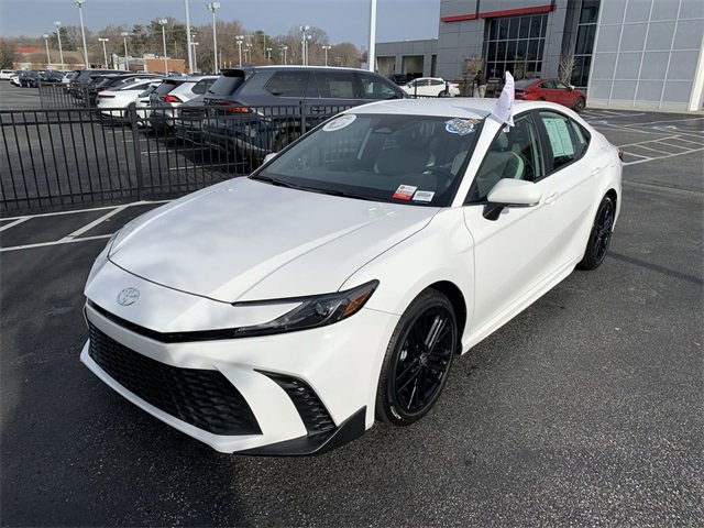 2025 Toyota Camry SE's photo