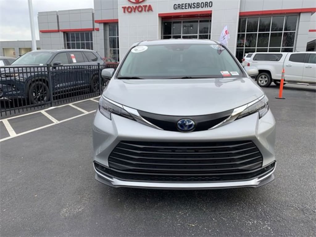 Used 2024 Toyota Sienna LE 8 Passenger Passenger Van