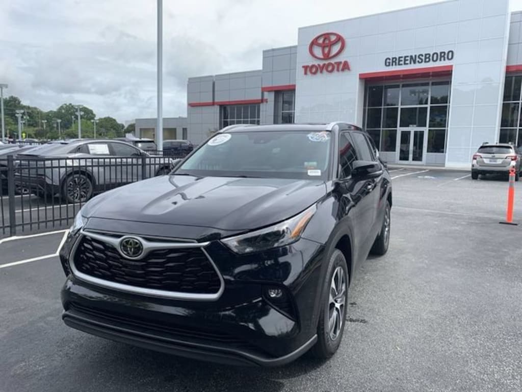 Used 2024 Toyota Highlander XLE Sport Utility