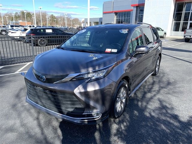 2022 Toyota Sienna XLE's photo