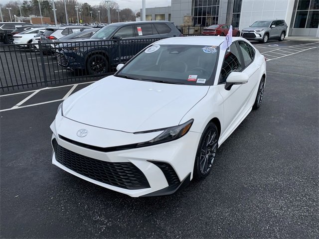 2025 Toyota Camry SE's photo