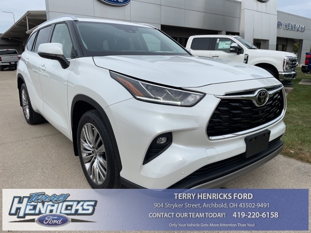 2022 Toyota Highlander Platinum's photo