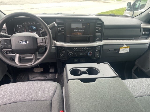 2025 Ford F-550 photo 3