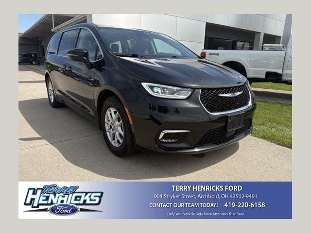 2023 Chrysler Pacifica Touring L's photo