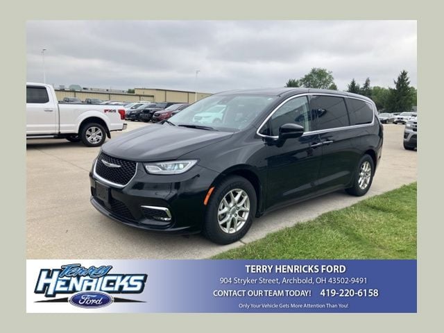 2023 Chrysler Pacifica Touring L's photo