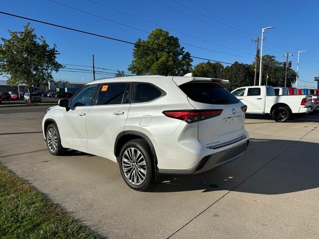 2022 Toyota Highlander Platinum photo 3