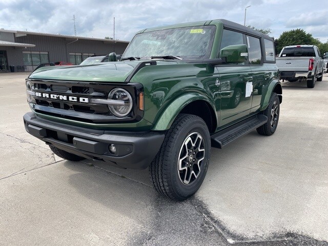 2025 Ford Bronco Outer Banks photo 3