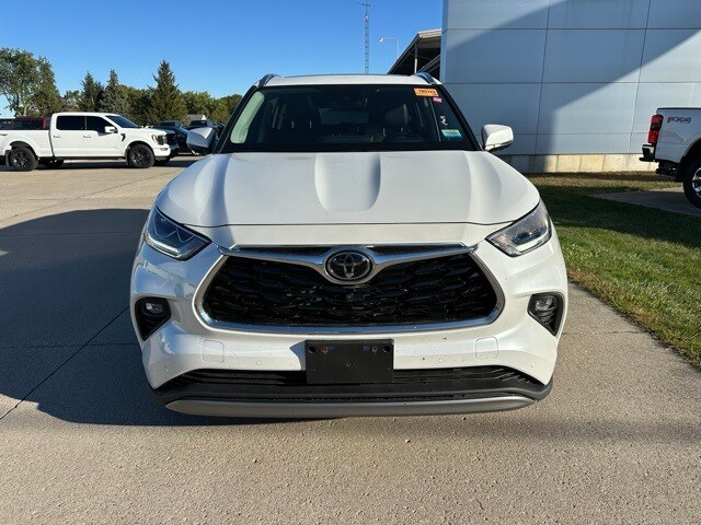 2022 Toyota Highlander Platinum photo 2