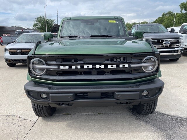 2025 Ford Bronco Outer Banks photo 2