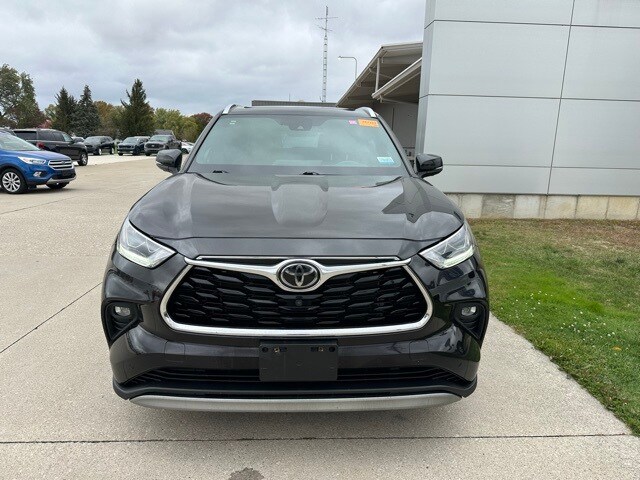 2021 Toyota Highlander Platinum photo 2