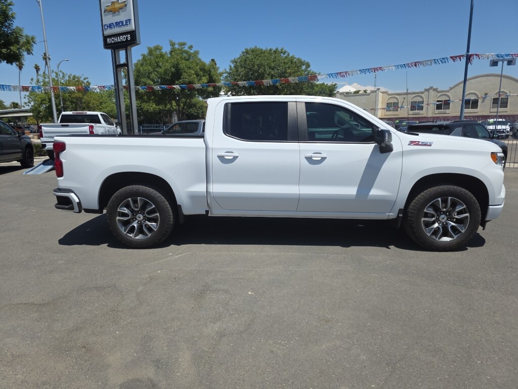 2023 Chevrolet Silverado 1500 RST photo 2