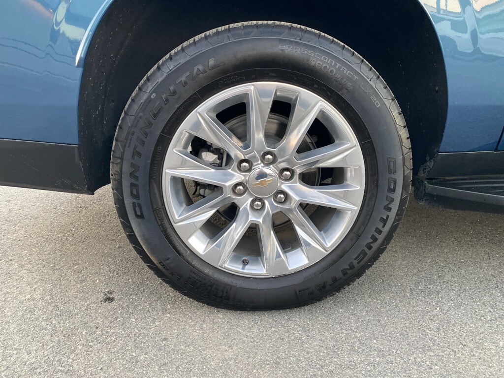 2025 Chevrolet Suburban Premier photo 3