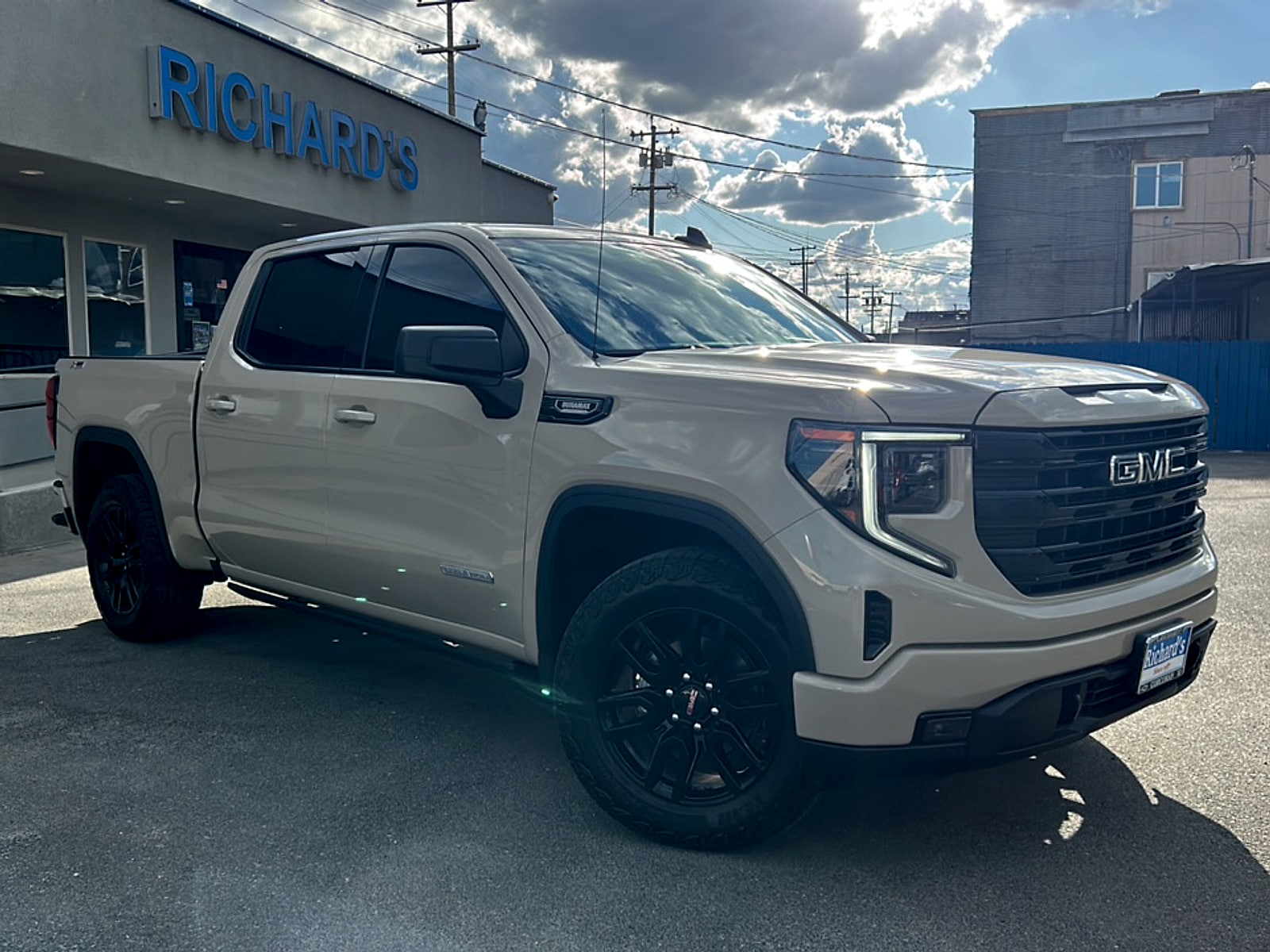 2023 GMC Sierra 4WD Crew Cab Short Box Elevation's photo