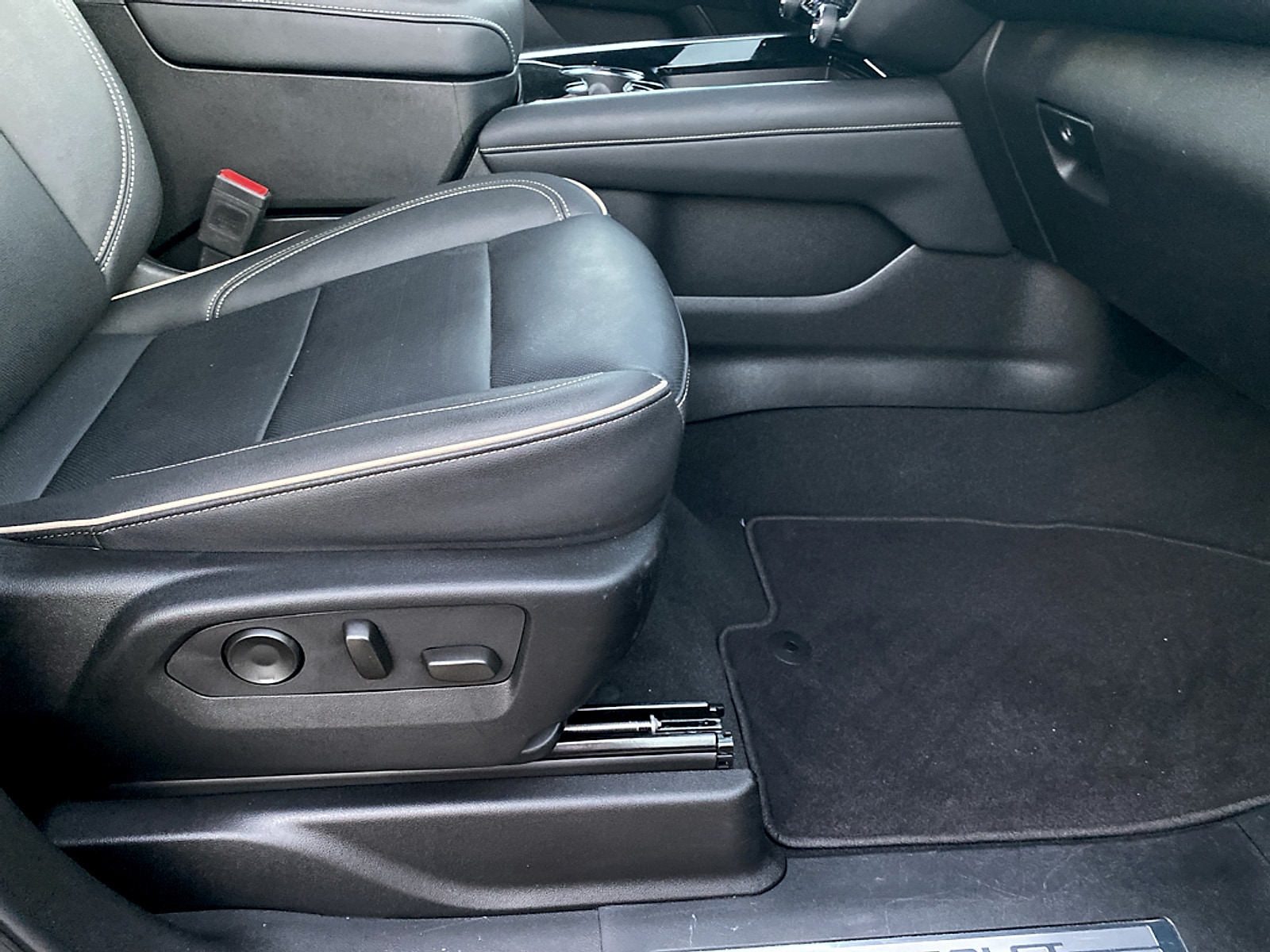 2025 Chevrolet Suburban Premier - Photo 16