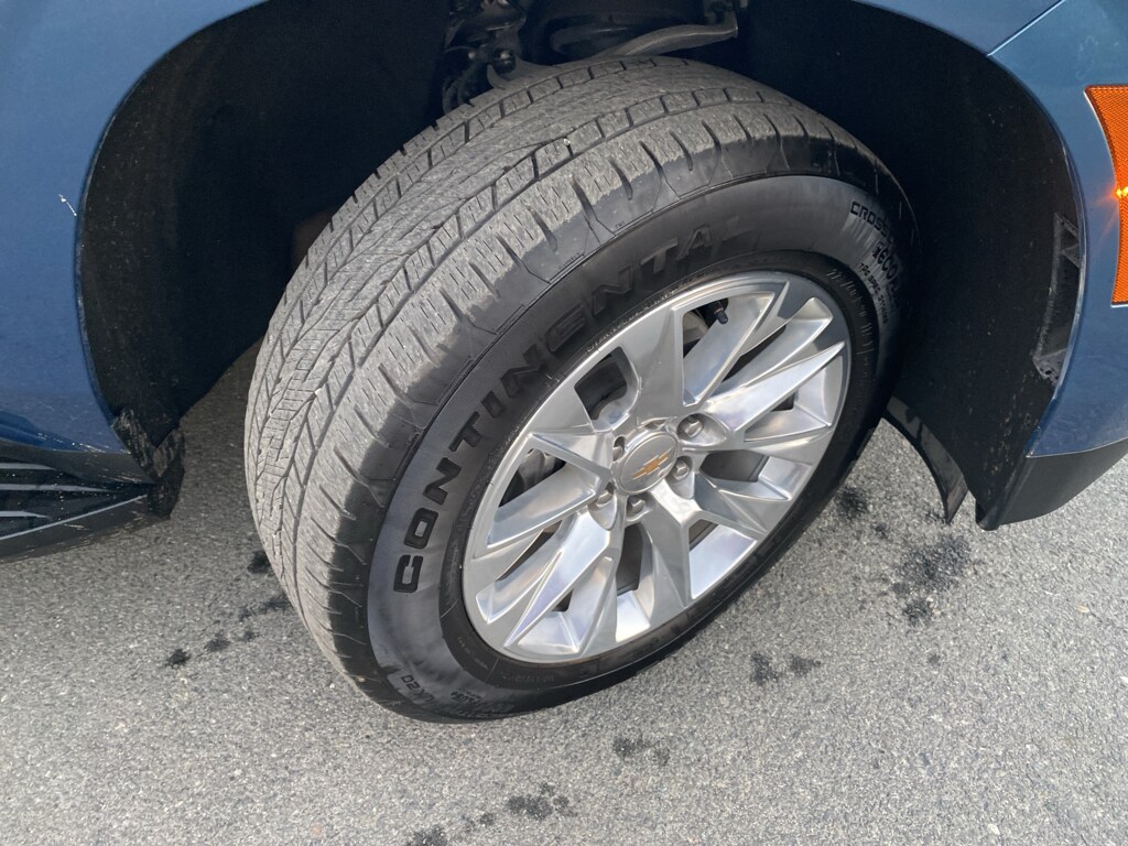 2025 Chevrolet Suburban Premier photo 2