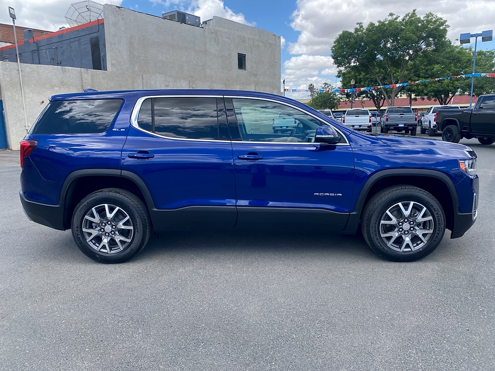 2023 GMC Acadia SLE - Photo 2