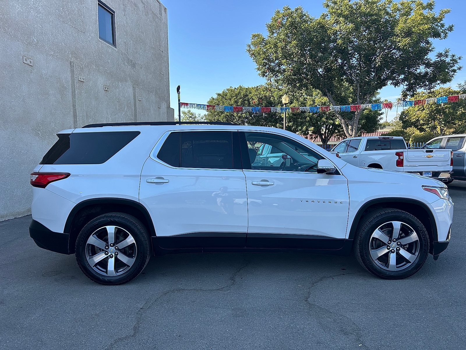 Used 2020 Chevrolet Traverse 3LT with VIN 1GNERHKW2LJ190319 for sale in Corcoran, CA