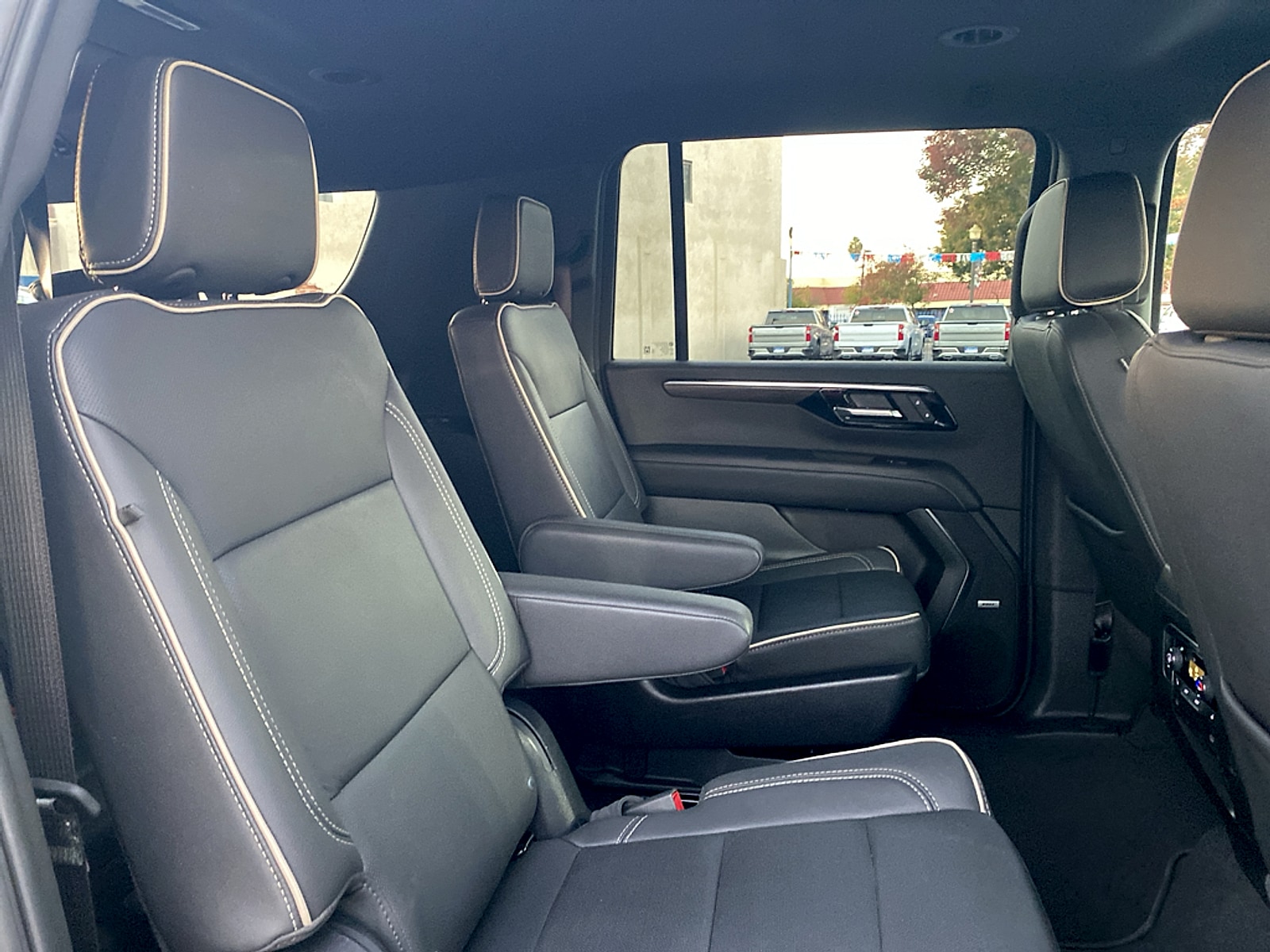 2025 Chevrolet Suburban Premier - Photo 15