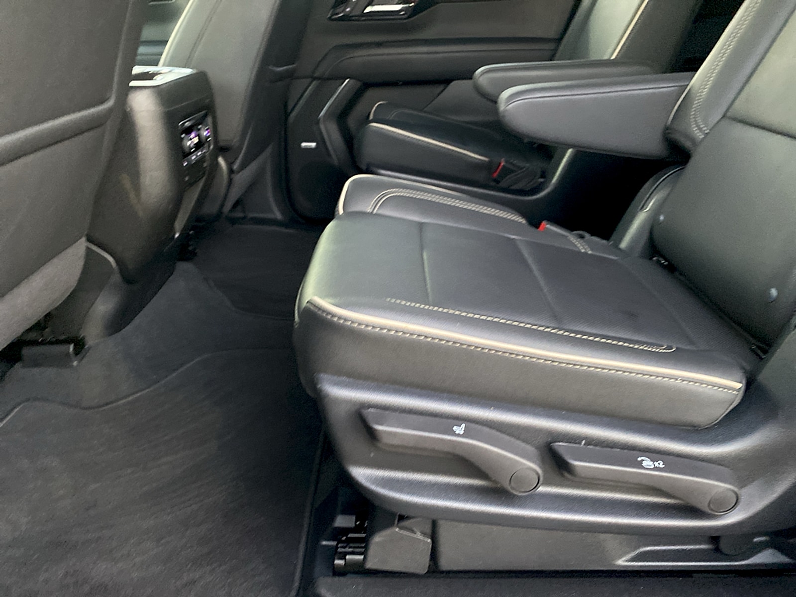 2025 Chevrolet Suburban Premier - Photo 18