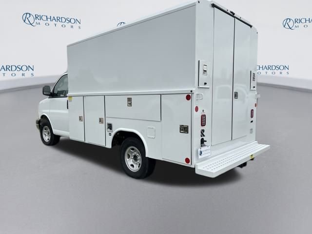 2025 Gmc Savana 3500 Cutaway photo 2