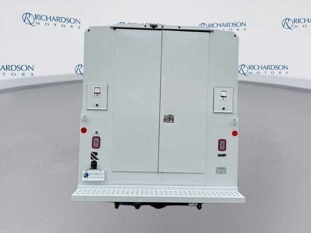 2025 Gmc Savana 3500 Cutaway photo 3