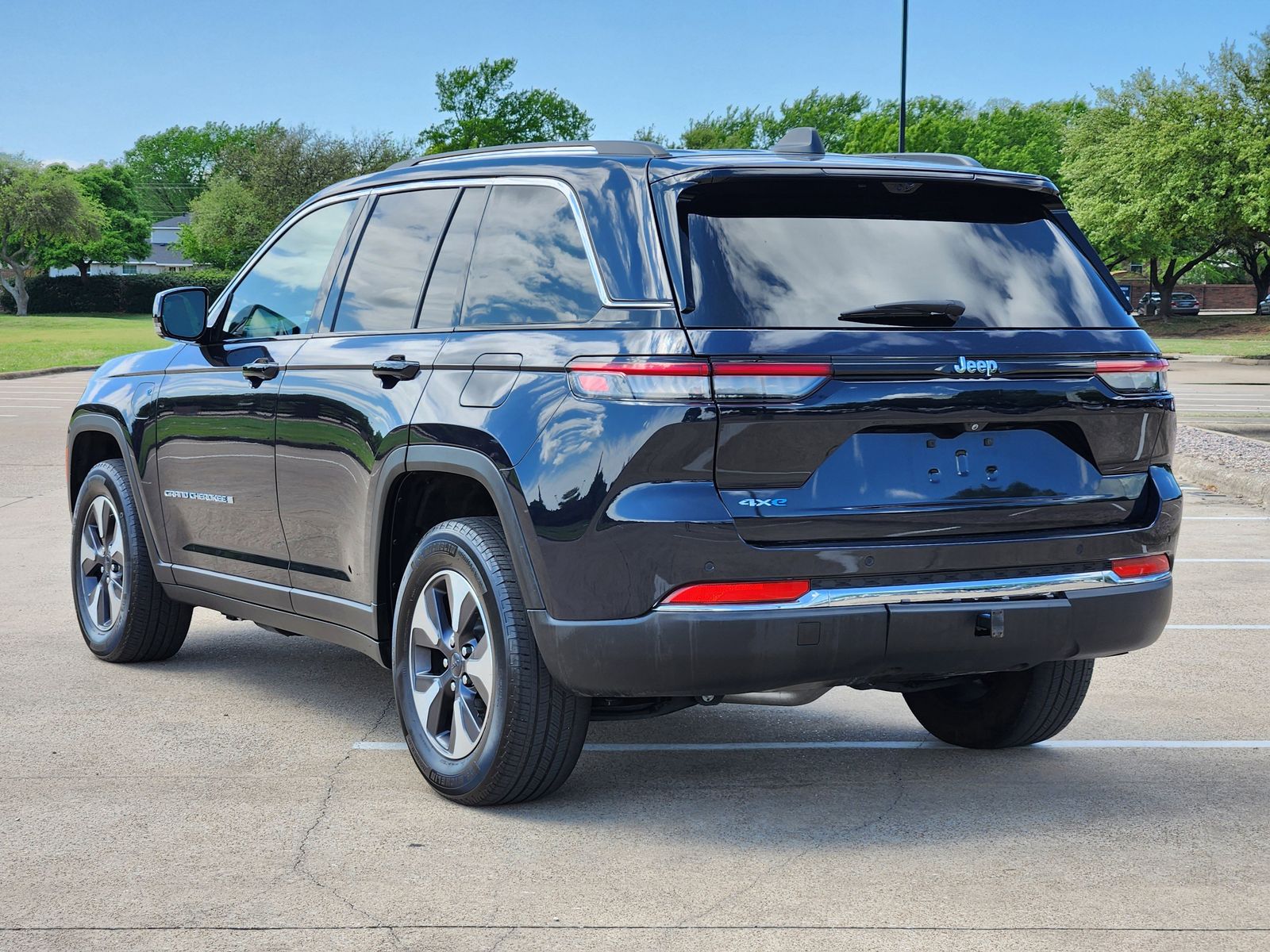 Used 2023 Midnight Sky Jeep Base image 4