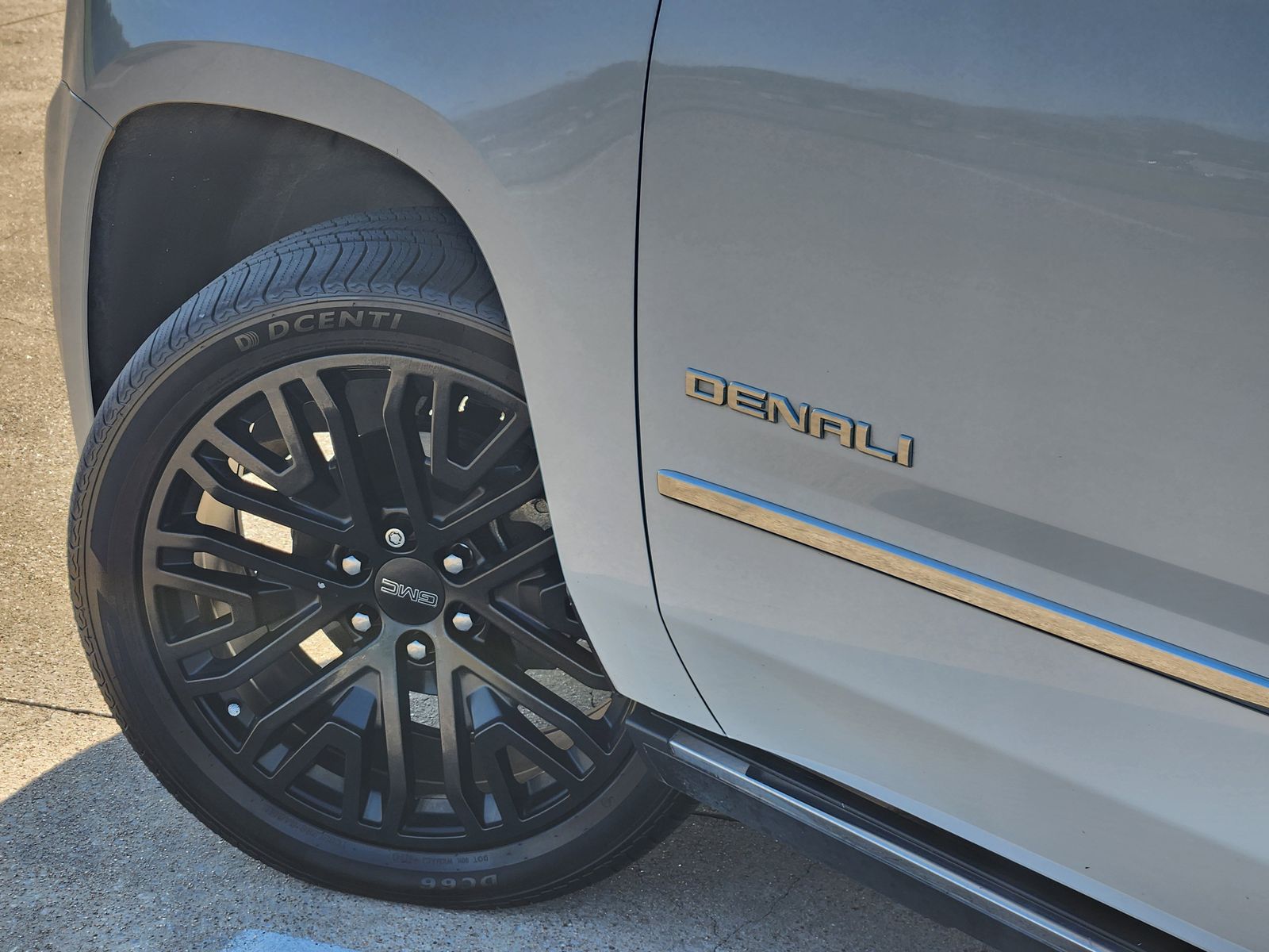 Used 2019 White Frost Tricoat GMC Denali image 17