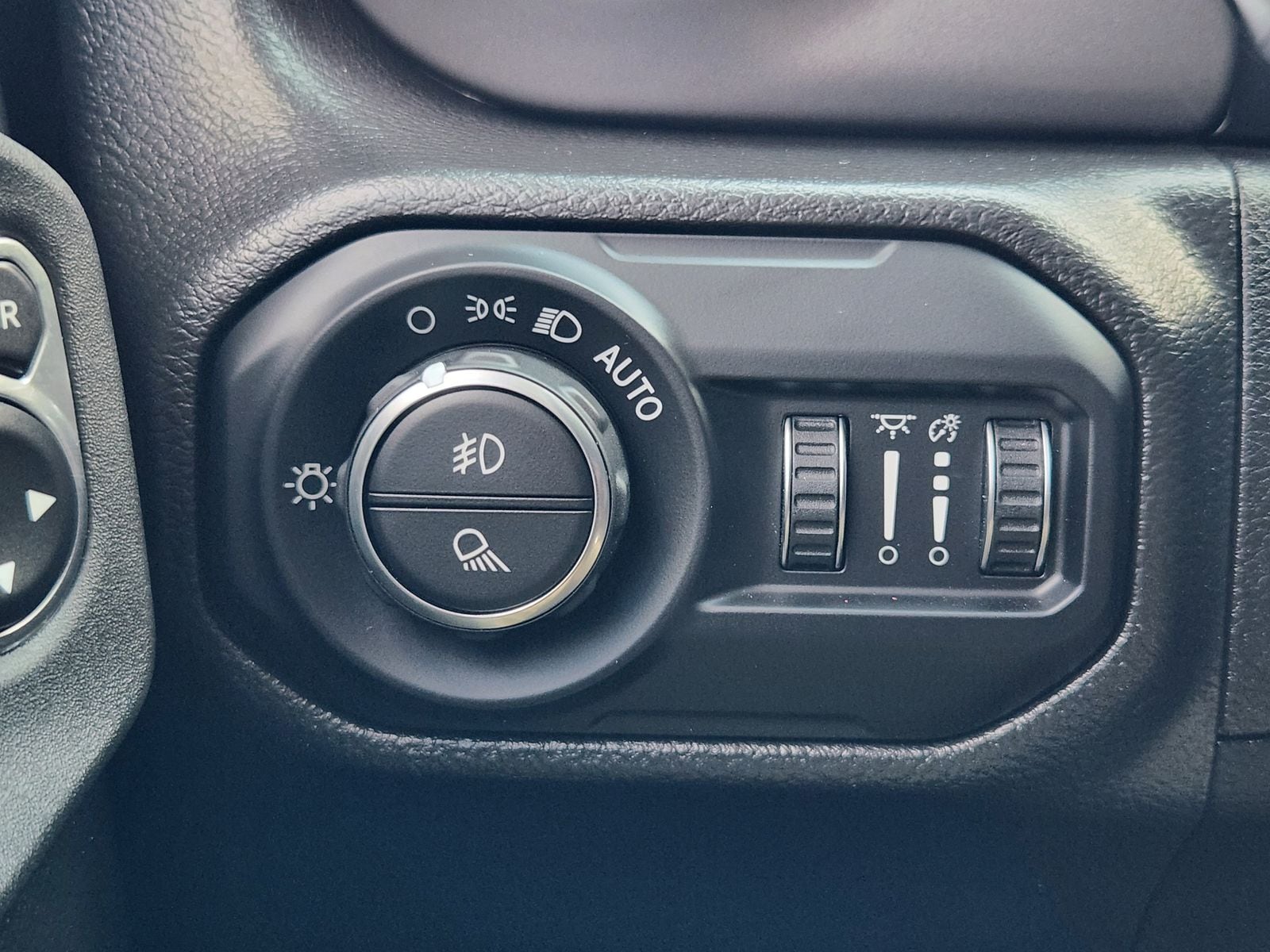 Used 2022 Black Jeep Sport image 31