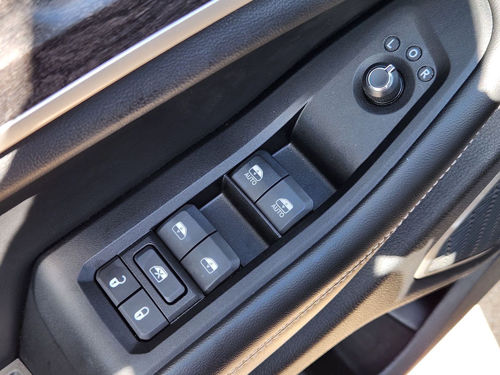 Used 2024 Midnight Sky Jeep Limited image 33