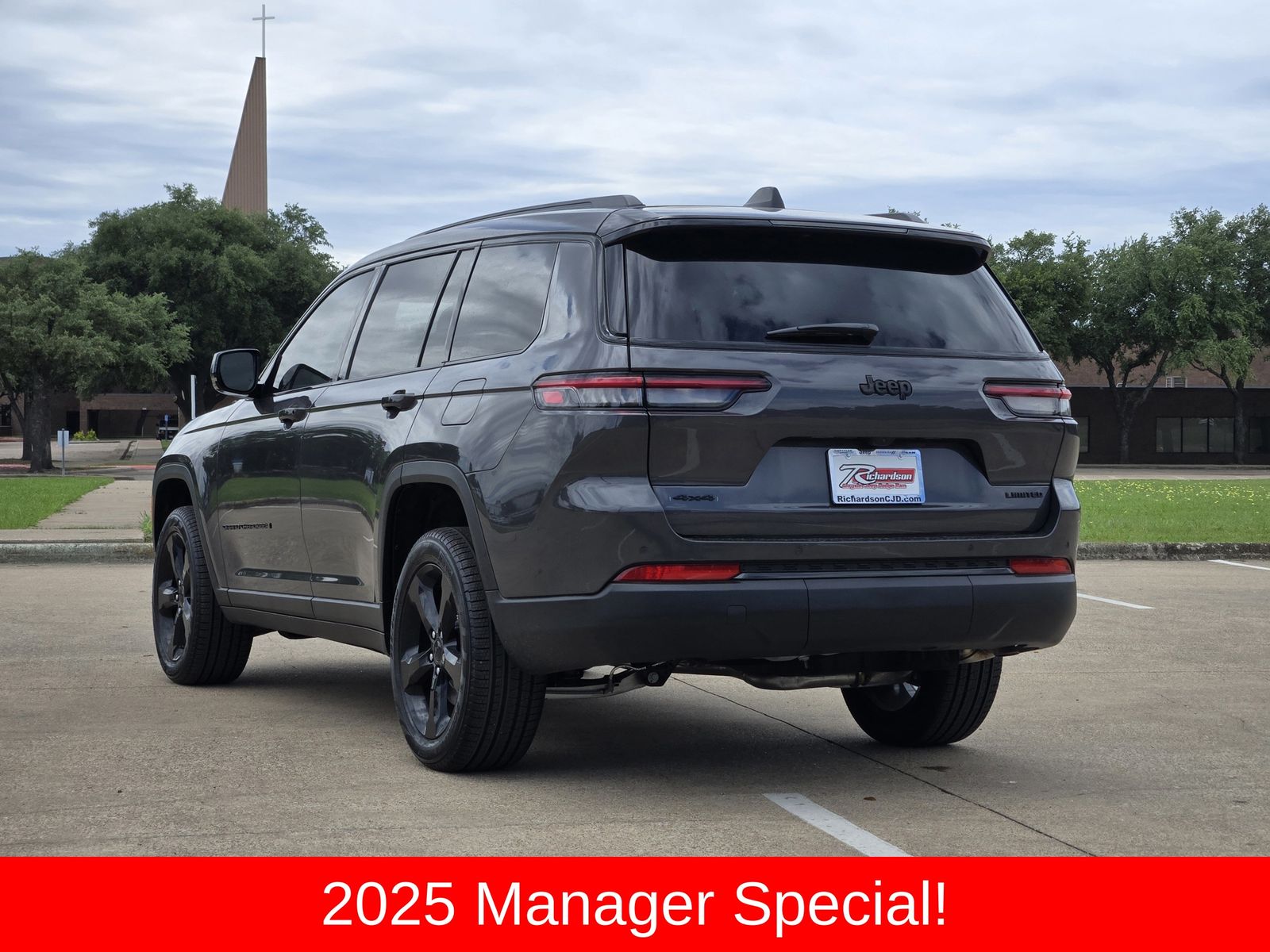 New 2025 Baltic Gray Jeep L LIMITED 4X4 image 4
