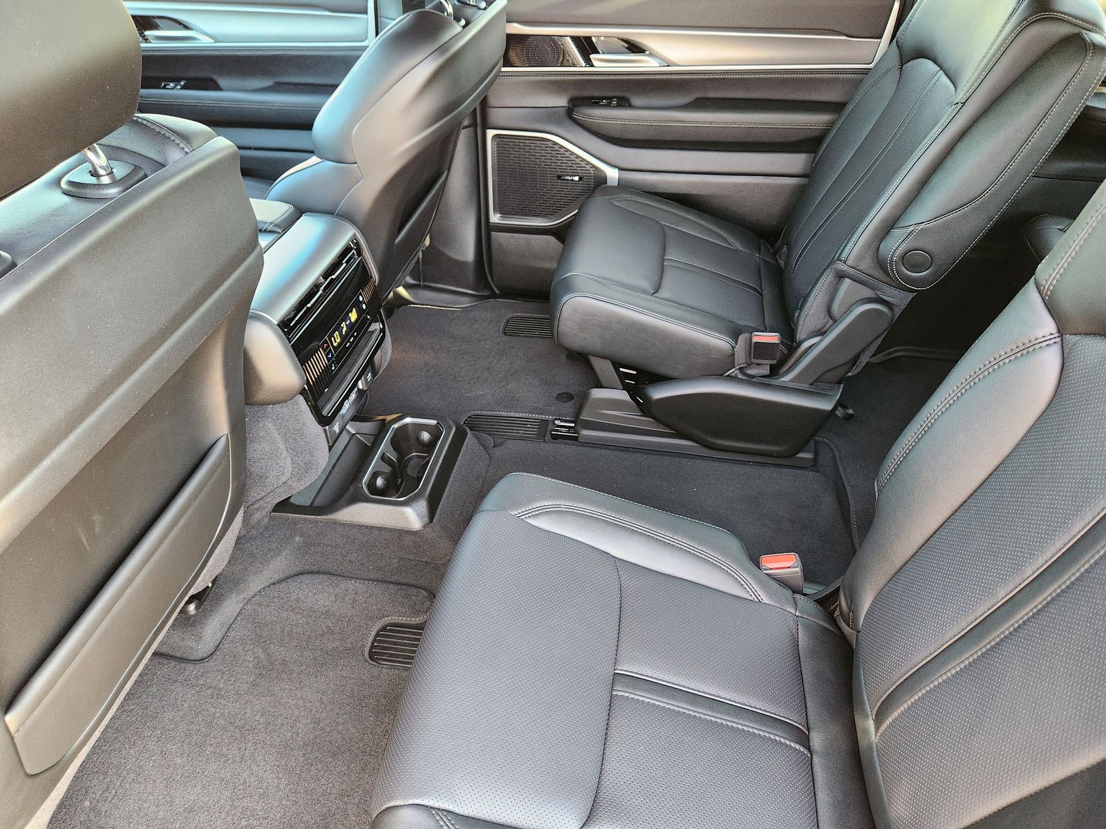 New 2026 Baltic Gray Jeep LIMITED ALTITUDE 4X4 image 38