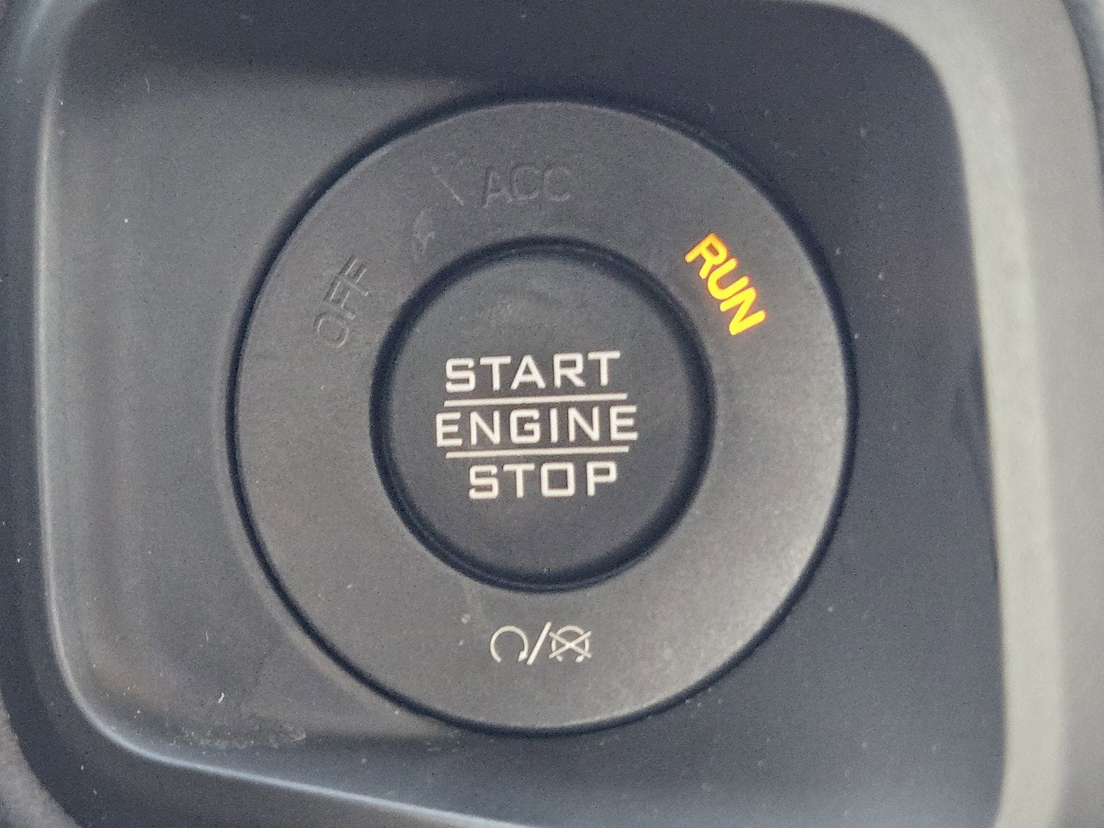 Used 2025 Granite Crystal Jeep Sahara image 28