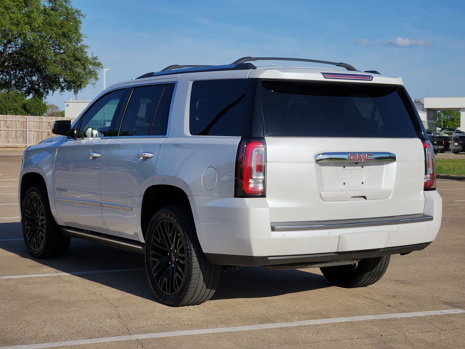 Used 2019 White Frost Tricoat GMC Denali image 4