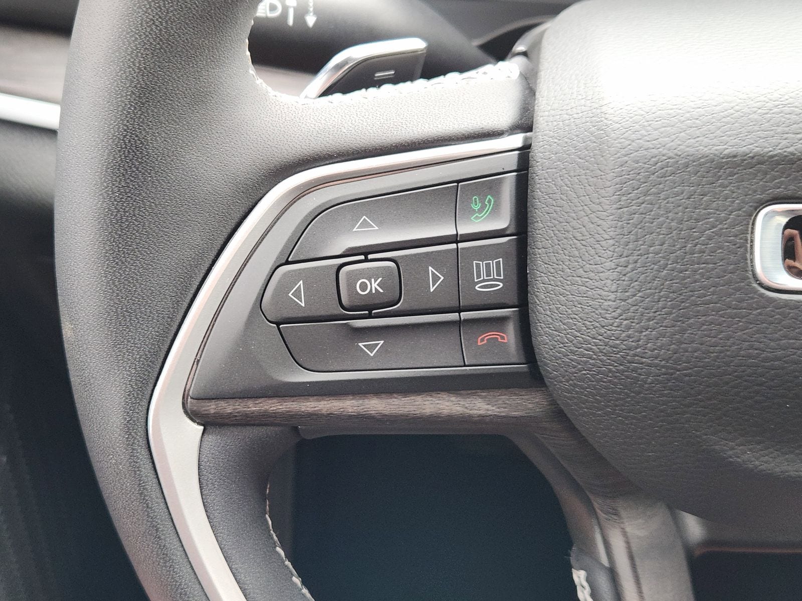 Used 2025 Bright White Jeep Limited image 37